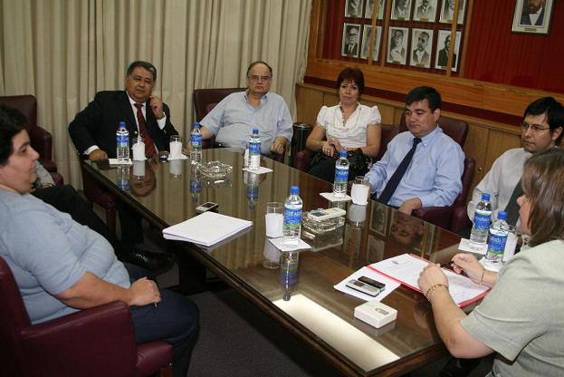 Momento de la reunión entre la Dra. Lilian Samaniego(Pta. ANR), y los representantes del TSJE(auditores), encabezada por el Dr.Carlos A.