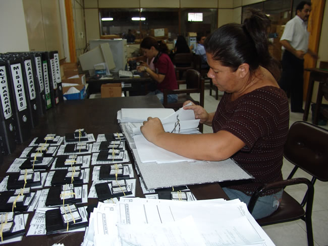 Lic. Lucia Gómez (Directora I.E.I. Semillita), dirigiendose a los presentes.