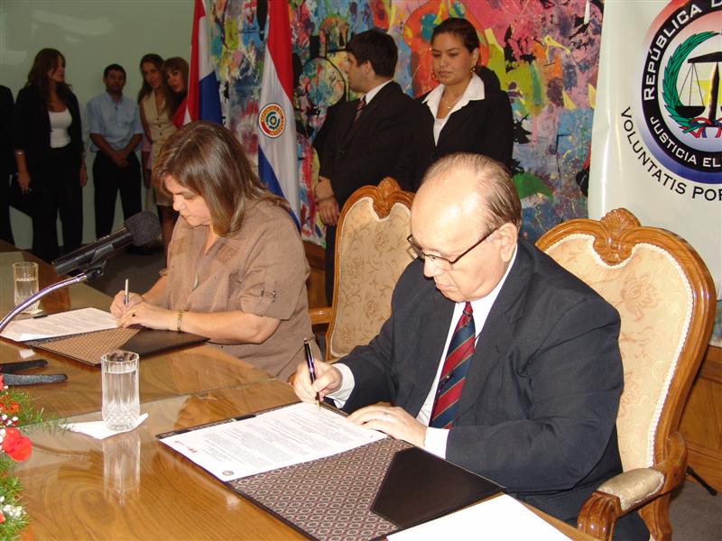 Senadora Nac. Lilian Samaniego(Pta.de la ANR), y el Ministro Juan Manuel Morales(Pte. TSJE), durante la firma del convenio.