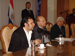 El Diputado, Ing. Victor Bogado manifestando el apoyo, al Ministro Juan Manuel Morales en representación de la bancada colorada, en la grafica lo acompaña el Dr. Mario Soto Estigarribia