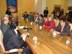 Aspecto general de la reunión entre el Vice Presidente del TSJE, Ministro Juan Manuel Morales y la bancada colorada de Diputados Electos.