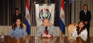 En el inicio del acto, la Abog. Alaida Gonz&aacute;lez (Secretaria General), Ministro Juan Manuel Morales (Presidente del TSJE), y la Magistrada Myriam Cristaldo.