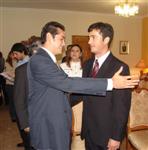 el Lic. Tom&aacute;s Rodr&iacute;guez (Jefe de Contabilidad), Lic. Carlos Z&aacute;rate (Director de Contabilidad), ambos nuevos en sus respectivos cargos. En la grafica felicit&aacute;ndose mutuamente.