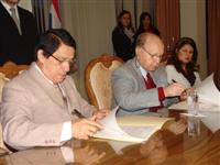 Momento en que Sr. Atilio Viera (Director General Correo Paraguayo) y el Ministro Juan Manuel Morales (Presidente del TSJE), sellan el convenio de cooperaci&oacute;n interinstitucional. 
