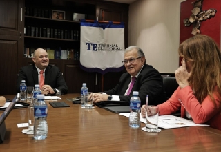TSJE y Tribunal Electoral de Panamá comparten experiencias en materia de comunicación electoral