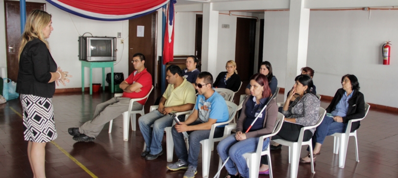 Profesionales del Centro de Recursos Santa Lucía se interiorizaron sobre la plantilla Braille para la accesibilidad electoral