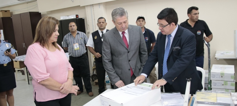 Presidente del TSJE realizó recorrido en salas de preparación de maletines electorales