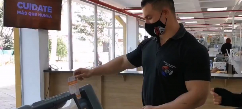 Encarnacenos practican con las máquinas de votación en la Municipalidad local