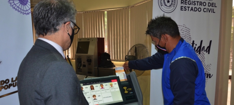 Gran aceptación en ciudadanos al practicar con las Máquinas de Votación en el Registro Civil