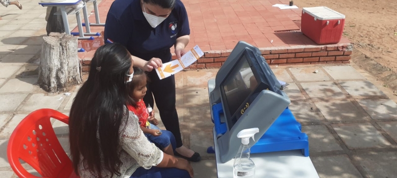 En comunidades indígenas aprenden a usar Máquinas de Votación en jornadas de atención cívica