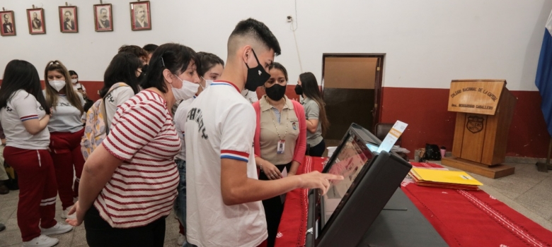 Jóvenes ávidos de conocimiento se capacitan sobre uso de la Máquina de Votación 