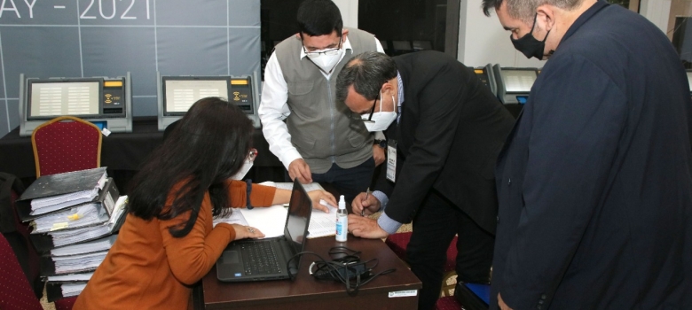Apoderados de agrupaciones políticas realizaron chequeo final de pantalla a Máquinas de Votación