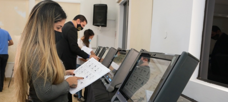 Agrupaciones políticas realizan auditoría de pantalla de las Máquinas de Votación en la Justicia Electoral