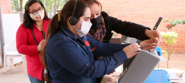 Personas con discapacidad pueden practicar con la Máquina de Votación en sede de SENADIS