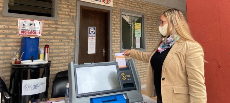 Coordinadora Departamental del Registro Civil en Ñeembucú se suma a campaña ciudadana sobre las máquinas de votación
