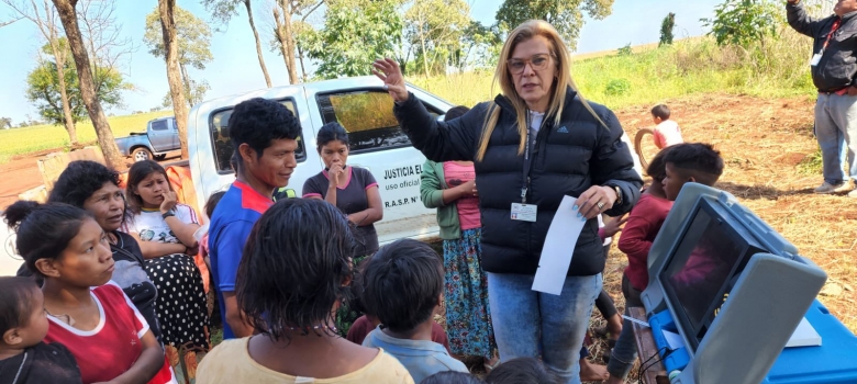 Comunidades indígenas de Itapúa son instruidos sobre uso de la Máquina de Votación