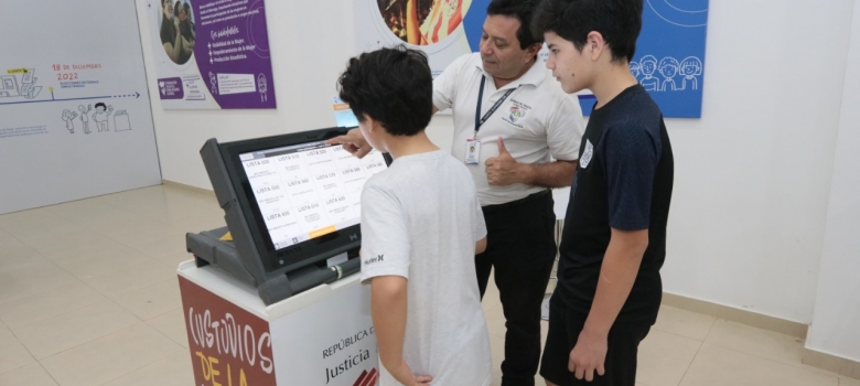 Niños y adultos aprenden sobre innovaciones electorales en la Expo2022