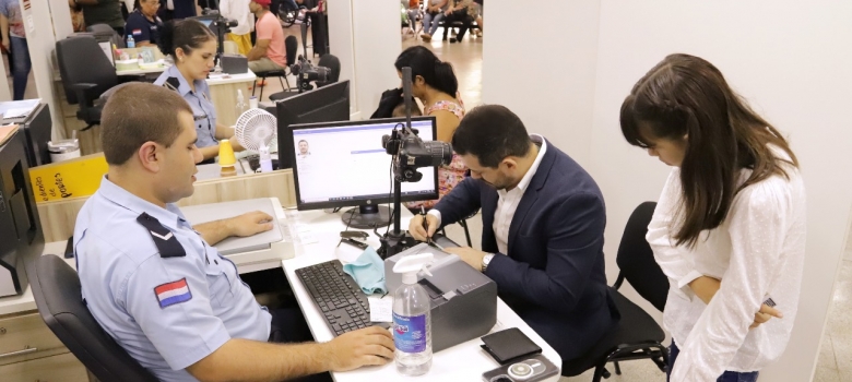 Ministro Cesar Rossel supervisa labores en la Dirección de Identidad Electoral