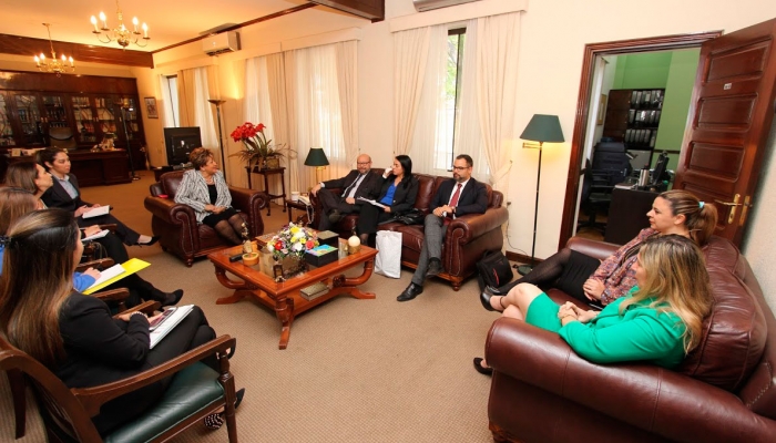 Ministra Wapenka se reuniÃ³ con expertos extranjeros para trabajar a favor de los derechos de la mujer y los jÃ³venes