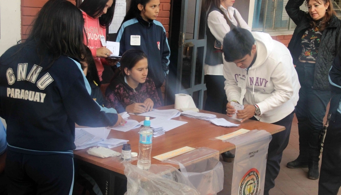 Funcionarios de La Recoleta cooperan en proceso electoral del Centro de Estudiantes del Colegio Nacional CNNU