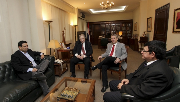Ministros del TSJE recibieron al candidato liberal Enrique Salyn Buzarquis