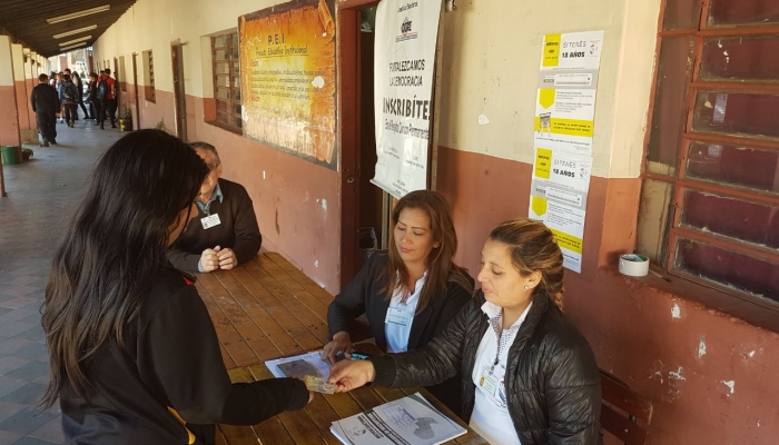 Alumnos del Colegio Fernando de la Mora de AsunciÃ³n actualizan sus datos en el RCP