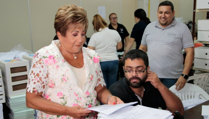 Ministra del TSJE acompaÃ±a preauditorÃ­as a maletines electorales para otros seis departamentos del paÃ­s	