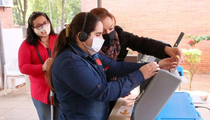Personas con discapacidad pueden practicar con la MÃ¡quina de VotaciÃ³n en sede de SENADIS