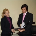 La Abog. Liz Pérez Idoyaga(actual Fiscal Eletoral), recibiendo los ducumentos del Fiscal saliente Abog. Carmelo Caballero.