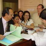 El Abog. Jorge Talabera actuario Judicial del Tribunal de la Capital 2º sala, recibiendo el escrito de pedido de reconocimiento del Mov. Tekojoja