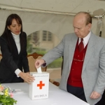El Presidente de la Justicia Electoral el Ministro Juan Manuel Morales en el momento del aporte para la Cruz Roja.