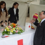 El Vice Presidente de la Justicia Electoral el Dr. Rafael Dendia en el momento del aporte para la Cruz Roja.