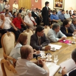 Varios representantes de partidos y<br />

            movimientos políticos estuvieron presentes en la reunión.  