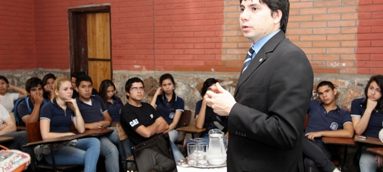 Estudiantes participaron de charla sobre el sistema electoral paraguayo