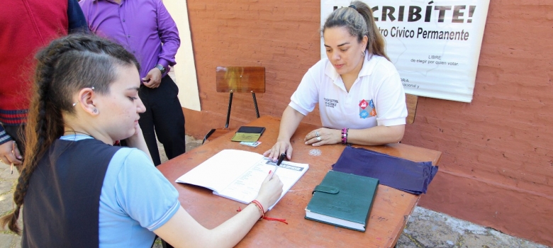 Estudiantes actualizan datos en el RCP para participar de las Elecciones Generales de 2018