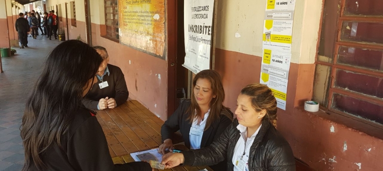Alumnos del Colegio Fernando de la Mora de Asunción actualizan sus datos en el RCP