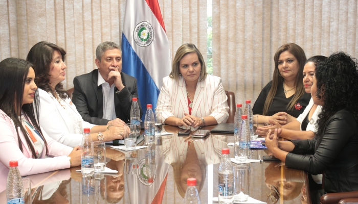 Ministro Bestard y Red de Mujeres MunÃ­cipes del Paraguay firman convenio de cooperaciÃ³n