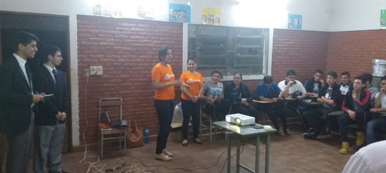 Funcionarios electorales de Villarrica acompañan proyecto estudiantil que promueve ciudadanía   
