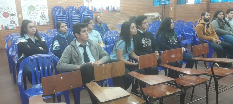 Estudiantes de un Centro de Capacitación Técnica de Fernando de la Mora reciben asistencia electoral