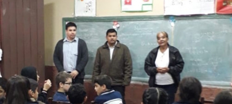Alumnos de Ypacaraí aprenden civismo con asistencia de funcionarios electorales 