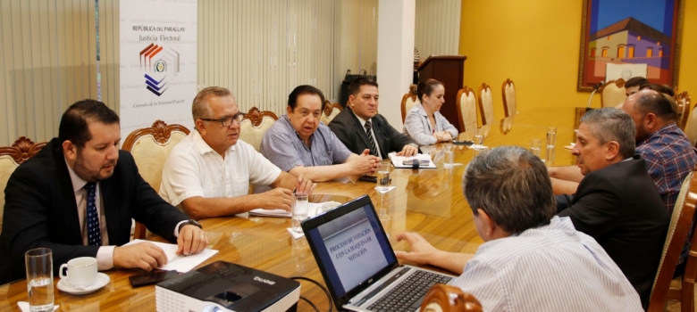 Pte. del TSJE se reunió con representante del Directorio del PLRA y el apoderado del partido político