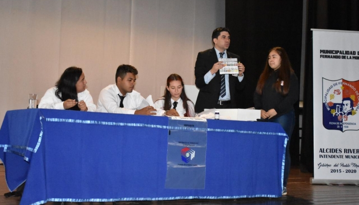 Estudiantes de la Media de Fernando de la Mora aprendieron sobre importancia del voto  