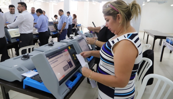  Futuros capacitadores se familiarizan con el uso de las MÃ¡quinas de VotaciÃ³n