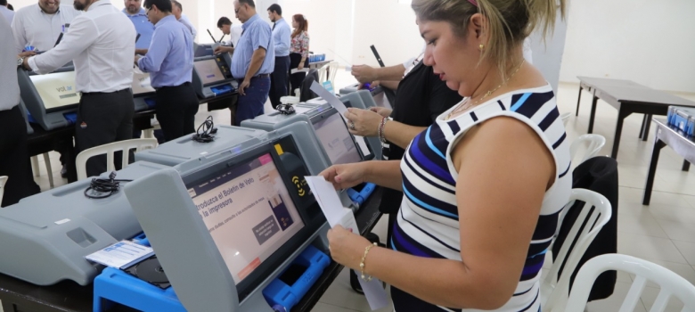  Futuros capacitadores se familiarizan con el uso de las Máquinas de Votación