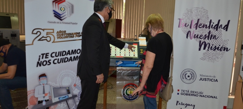 Ciudadanos se familiarizan con la Máquina de Votación en la sede central del Registro Civil y en la Coordinación departamental de Alto Paraná